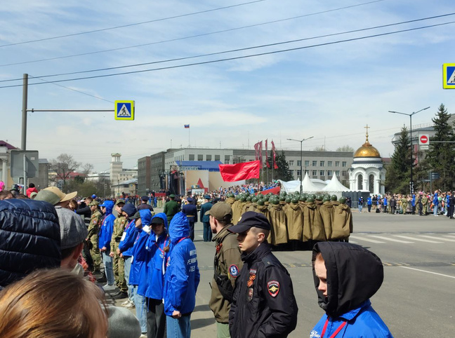 Танк Т-34 первым проехал по площади: его командиром был депутат гордумы. Онлайн-трансляция парада Победы в Иркутске